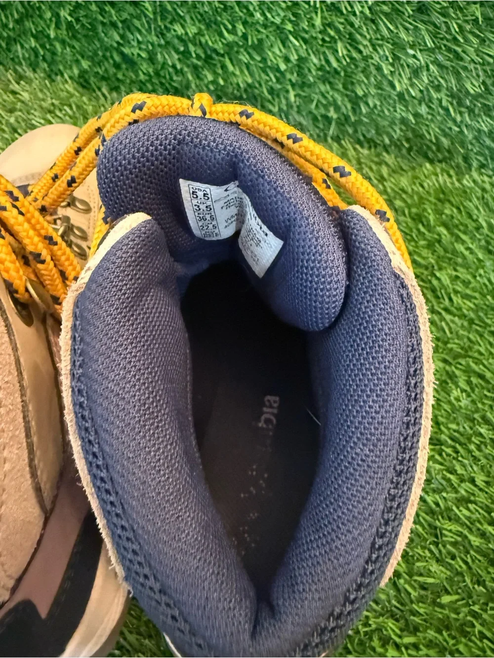 Columbia Women’s Newton Ridge Beige and Navy Hiking Boots with Yellow Laces 5.5